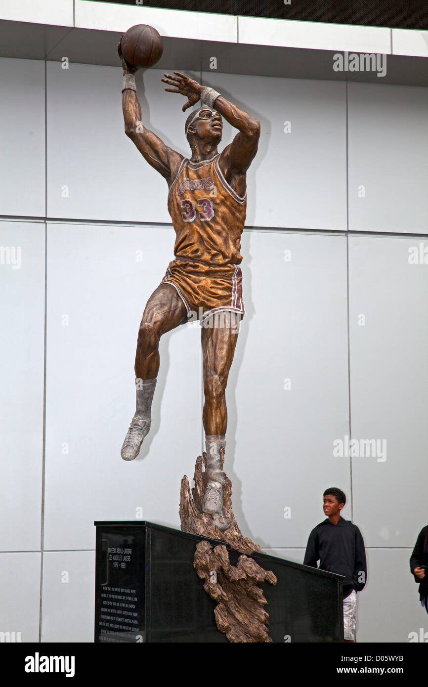 Los Angeles, USA. 17th November 2012. A nearly 16 foot statue captured in bronze, of Kareem Abdul-Jabbar was unveiled On November 16, in front of Staples Center, joining statues of other Laker legends Earvin 'Magic' Johnson and broadcaster Chic Hearn. Jabbar is posed in his trademark skyhook shot. Los Angeles, California, USA Stock Photo