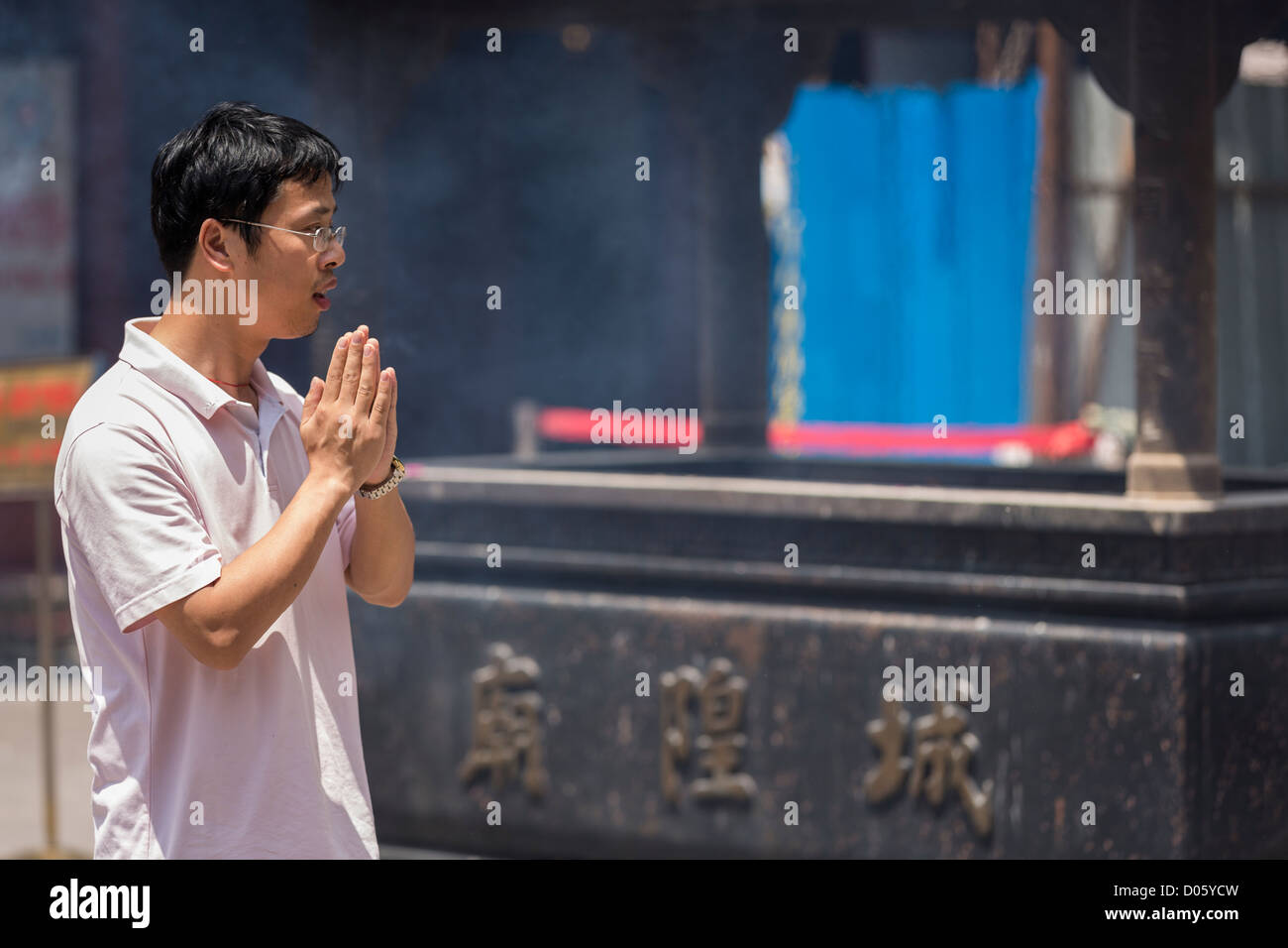 Man in temple prays hi-res stock photography and images - Alamy