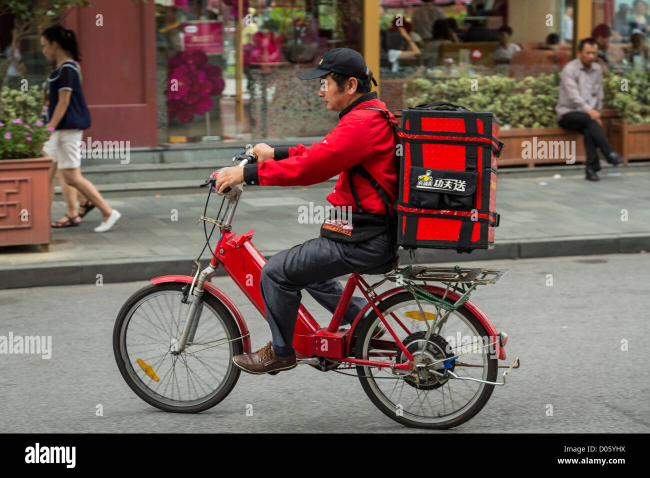 A scooter delivering Pizza Hut pizza Shanghai, China Stock Photo