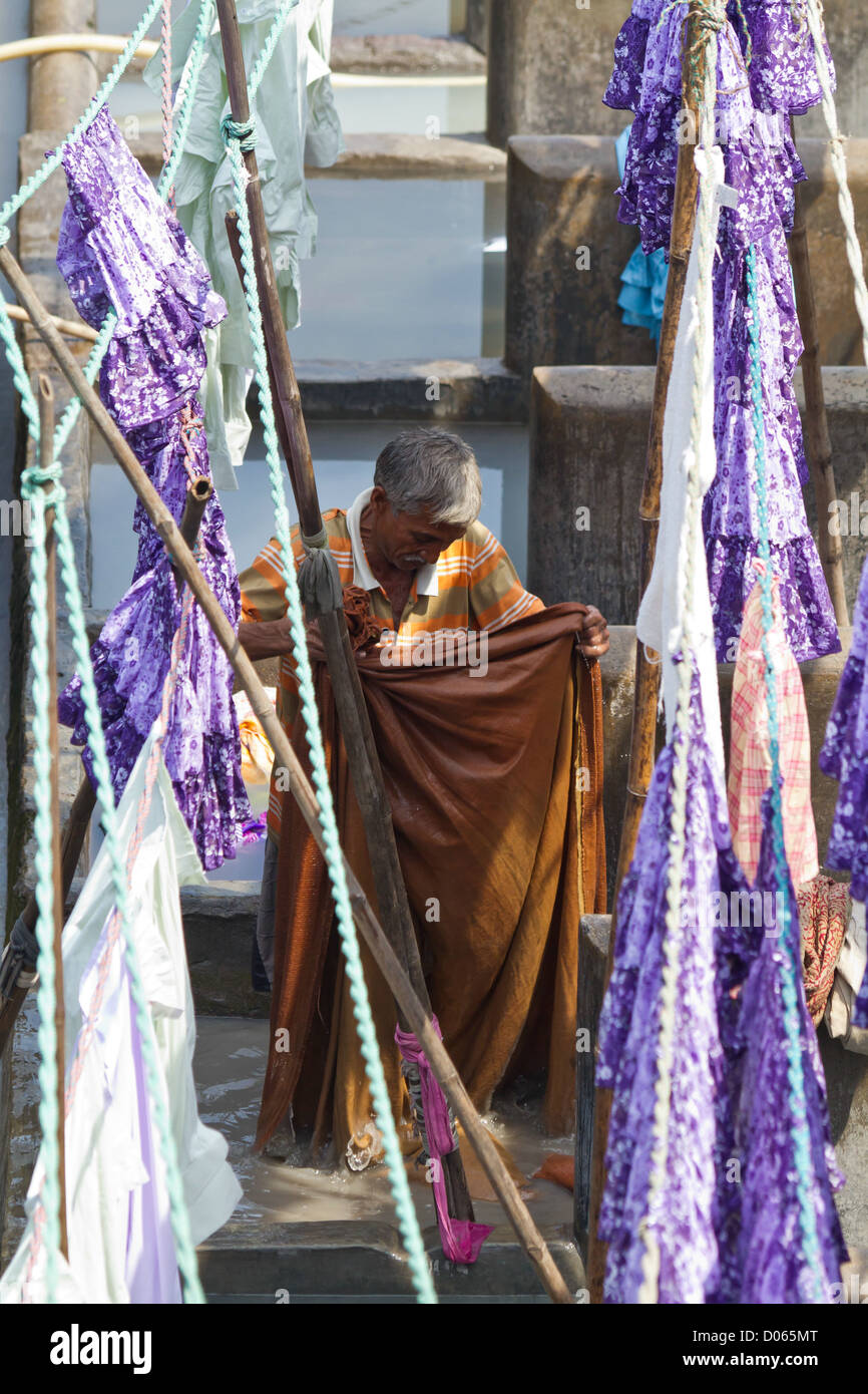 Launderer at Work in the open Air Laundry of Dhobi Ghat in Mumbai ...