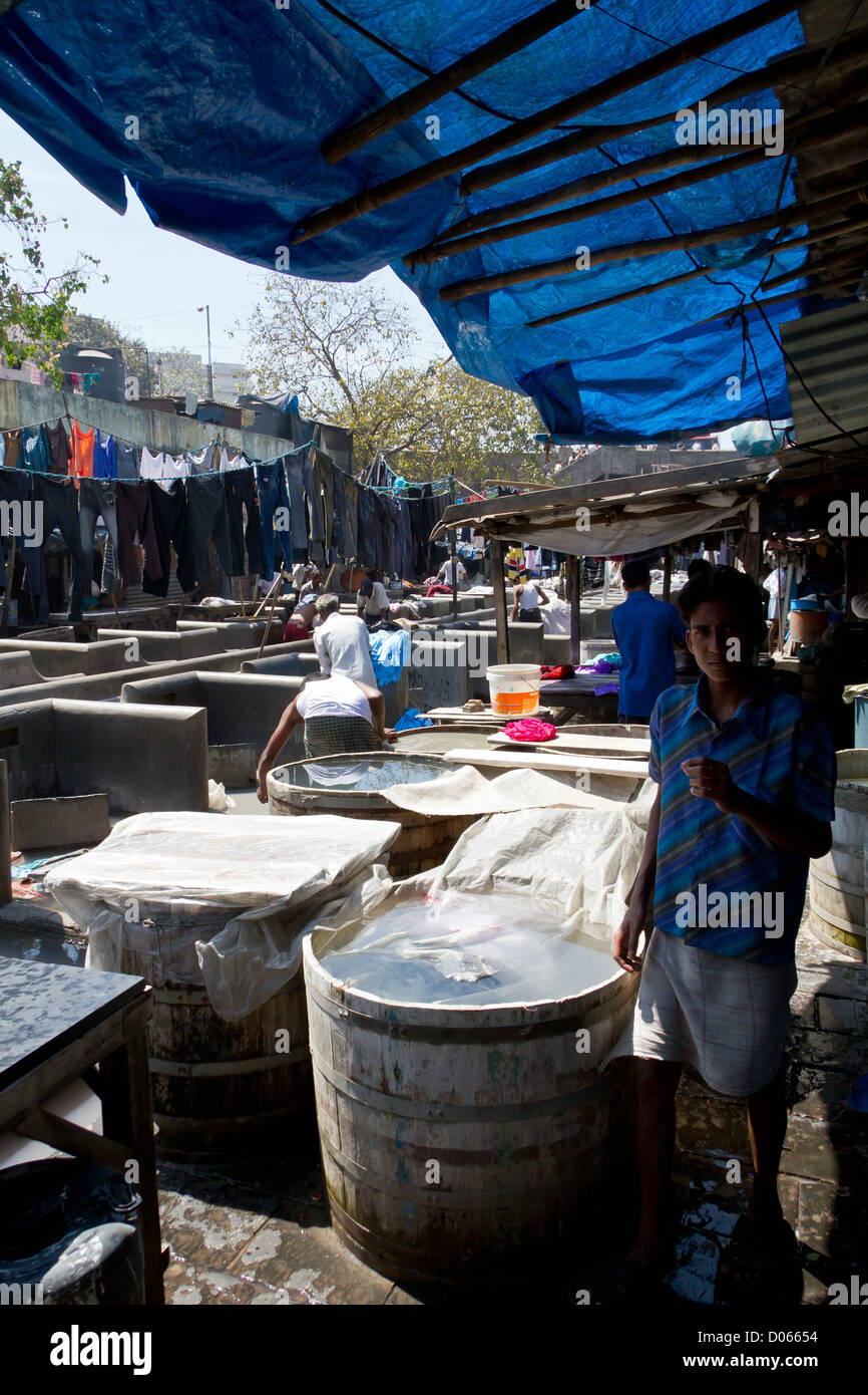 Launderer at Work in the open Air Laundry of Dhobi Ghat in Mumbai ...