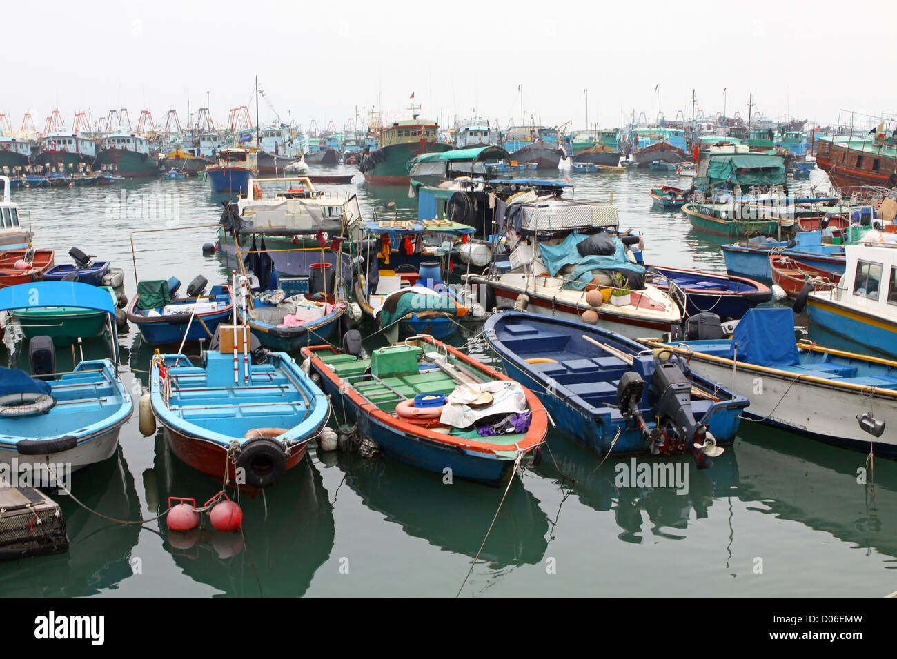 Chinese fishing sampan boat hi-res stock photography and images - Alamy
