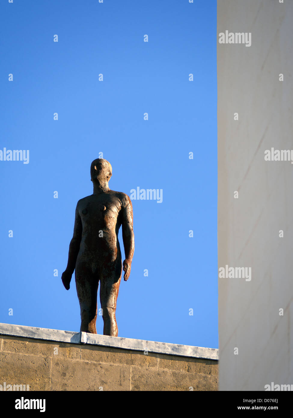 Antony Gormley's iron statue of a man on the roof of Blackwell's bookshop in Broad Street, Oxford 3 Stock Photo