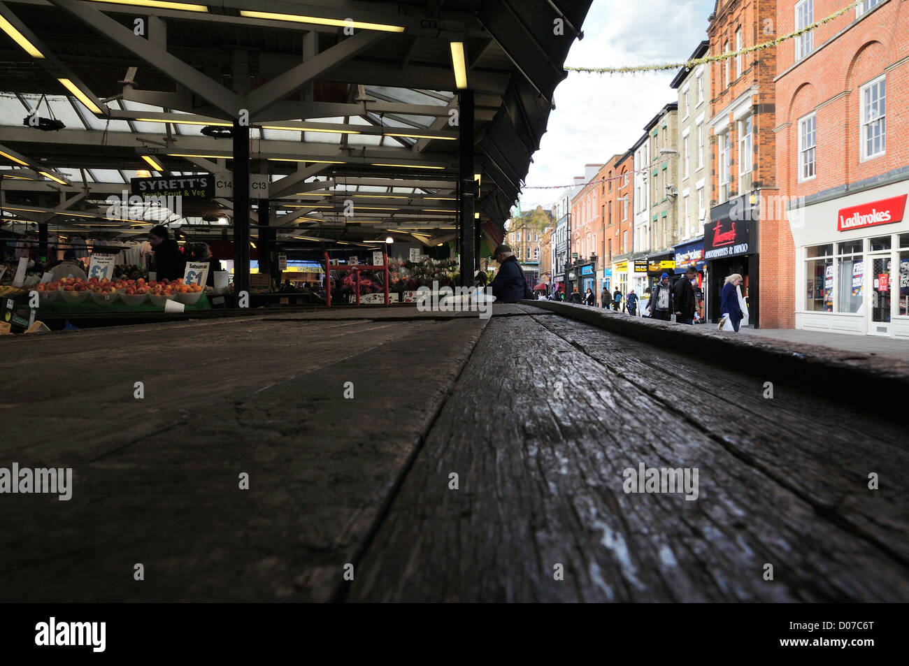 Market stall empty wood hi-res stock photography and images - Alamy