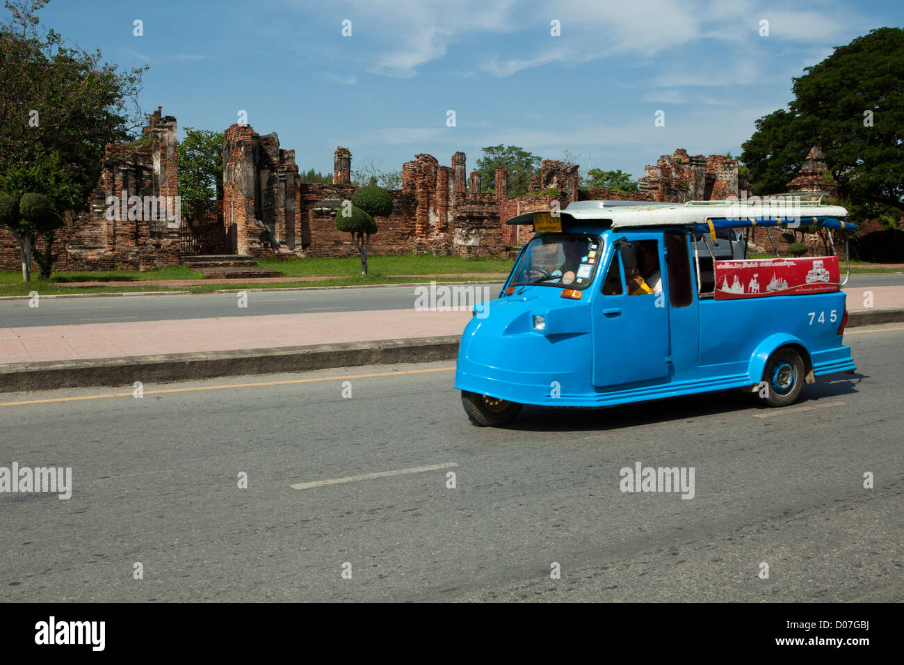 Xotin eshakdagi qizni sikadi Talabalar kokraklarini suratga olishadi