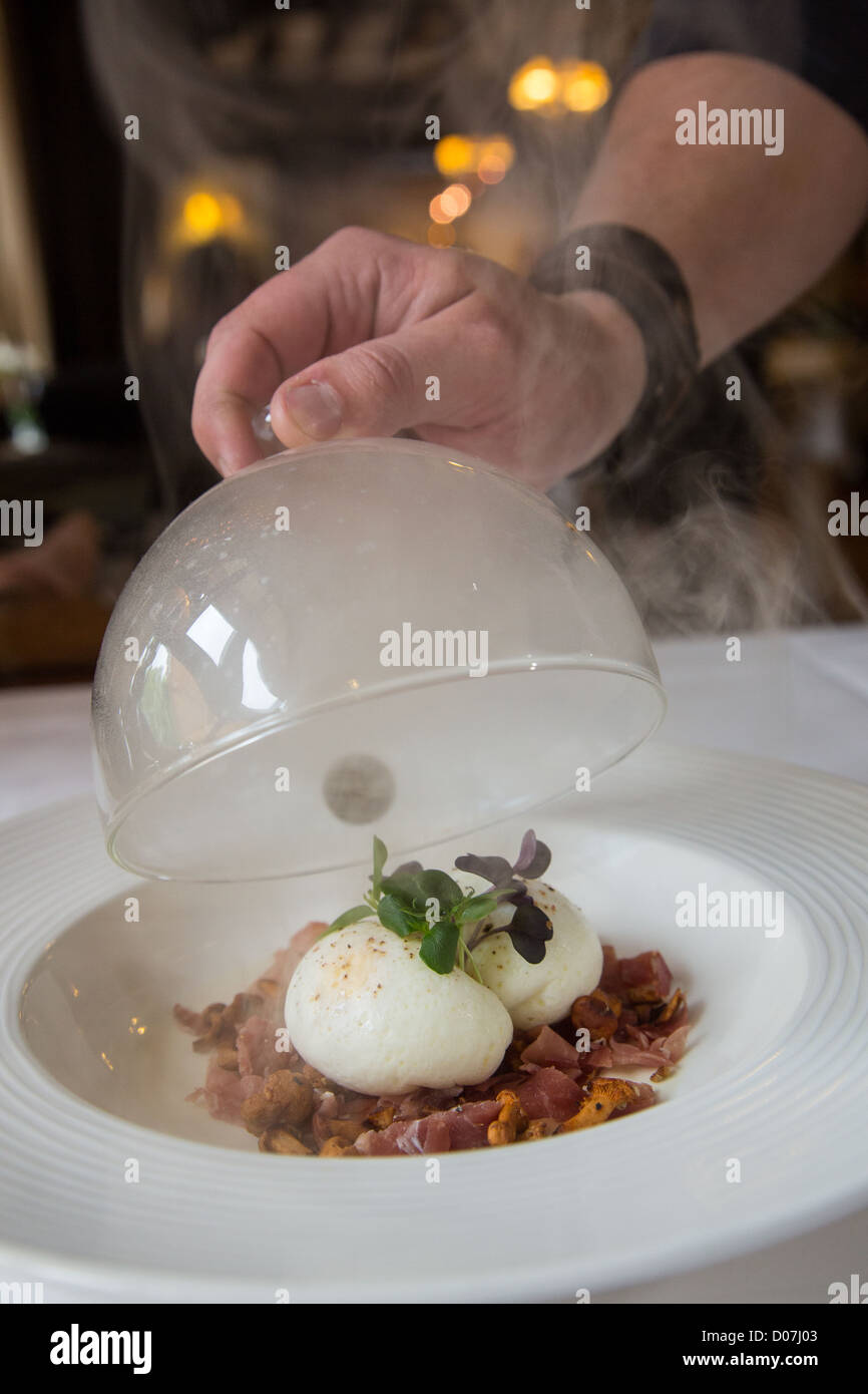 POACHED EGGS IN A VEAL STOCK HOTEL RESTAURANT DE LA FORET SENONCHES EURE-ET-LOIR (28) FRANCE Stock Photo