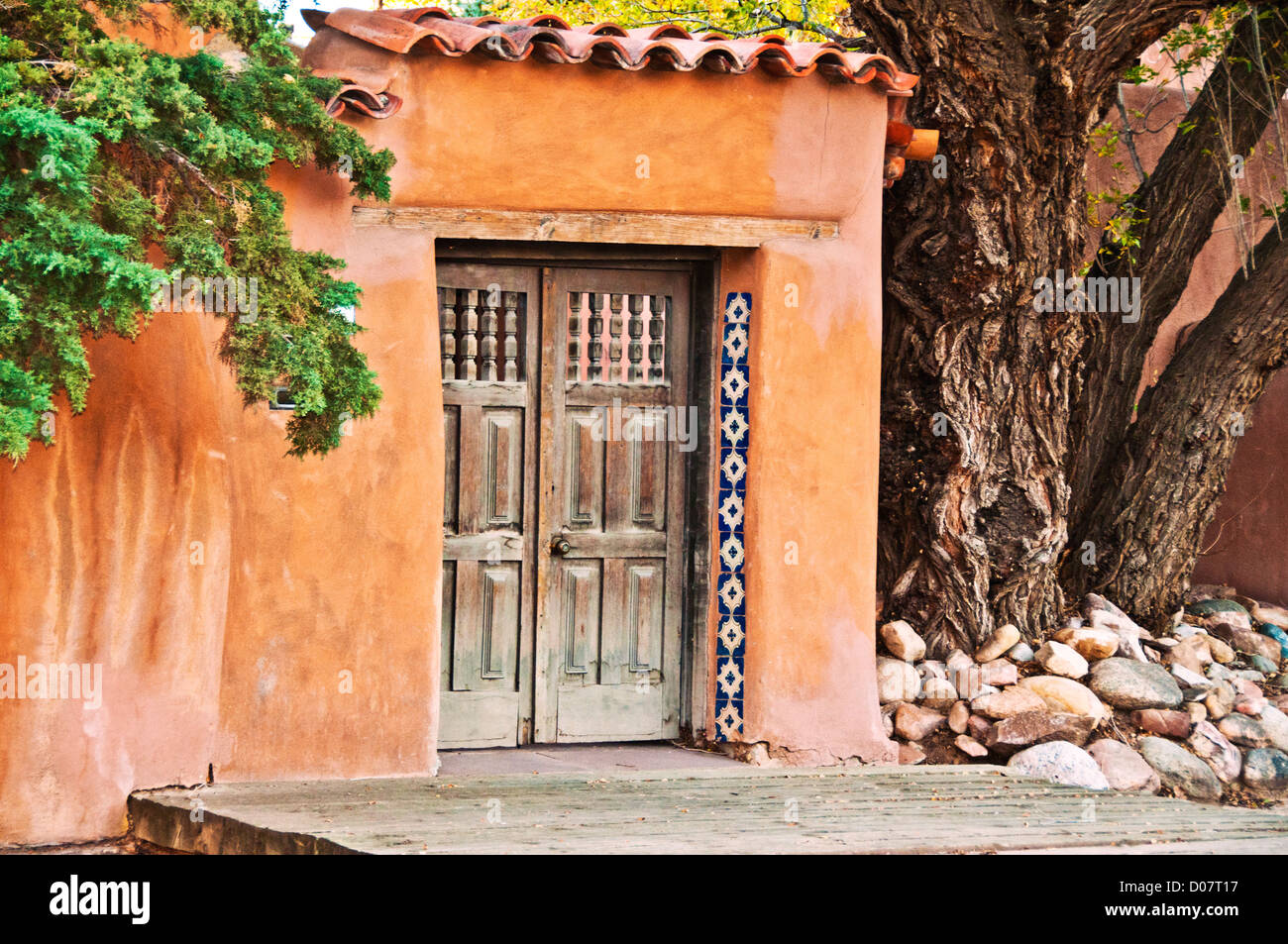 Santa Fe style adobe wall Stock Photo Alamy