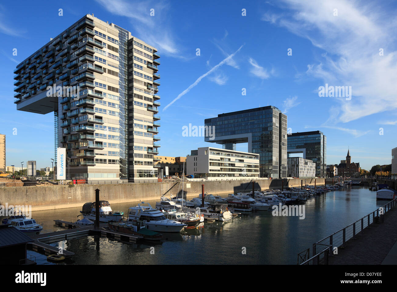 Buerohochhaeuser kranhaeuser und hafenamt im hi-res stock photography ...