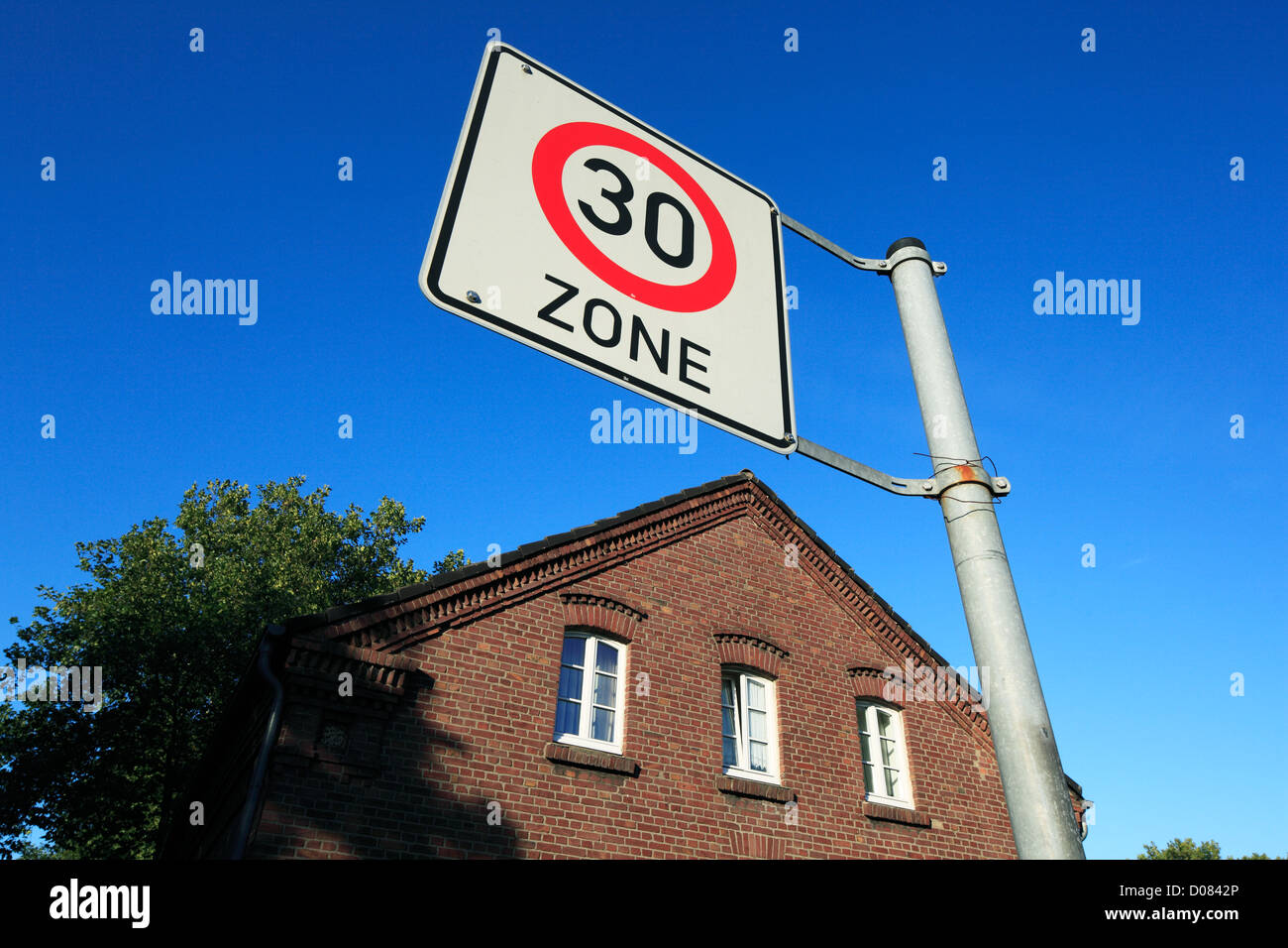 D-Oberhausen, Lower Rhine, Ruhr area, Rhineland, North Rhine-Westphalia, NRW, D-Oberhausen-Osterfeld, Eisenheim settlement, workers settlement, route of industrial heritage, traffic sign, speed limit, 30 kilometres per hour Stock Photo