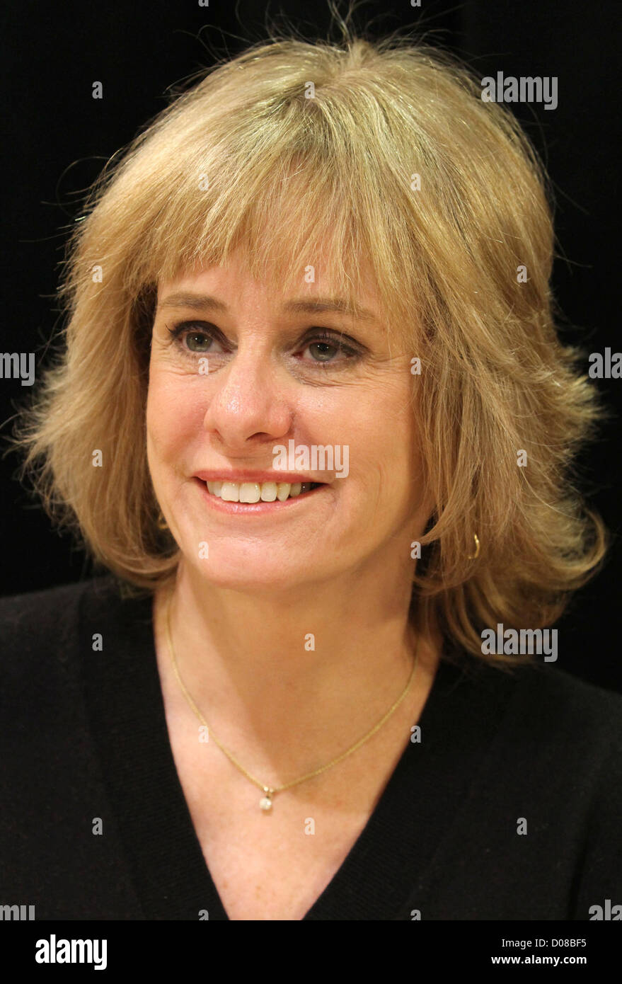 Kathy Reichs Signs Her First Young Adult Fiction Book Virals At Stock Photo Alamy