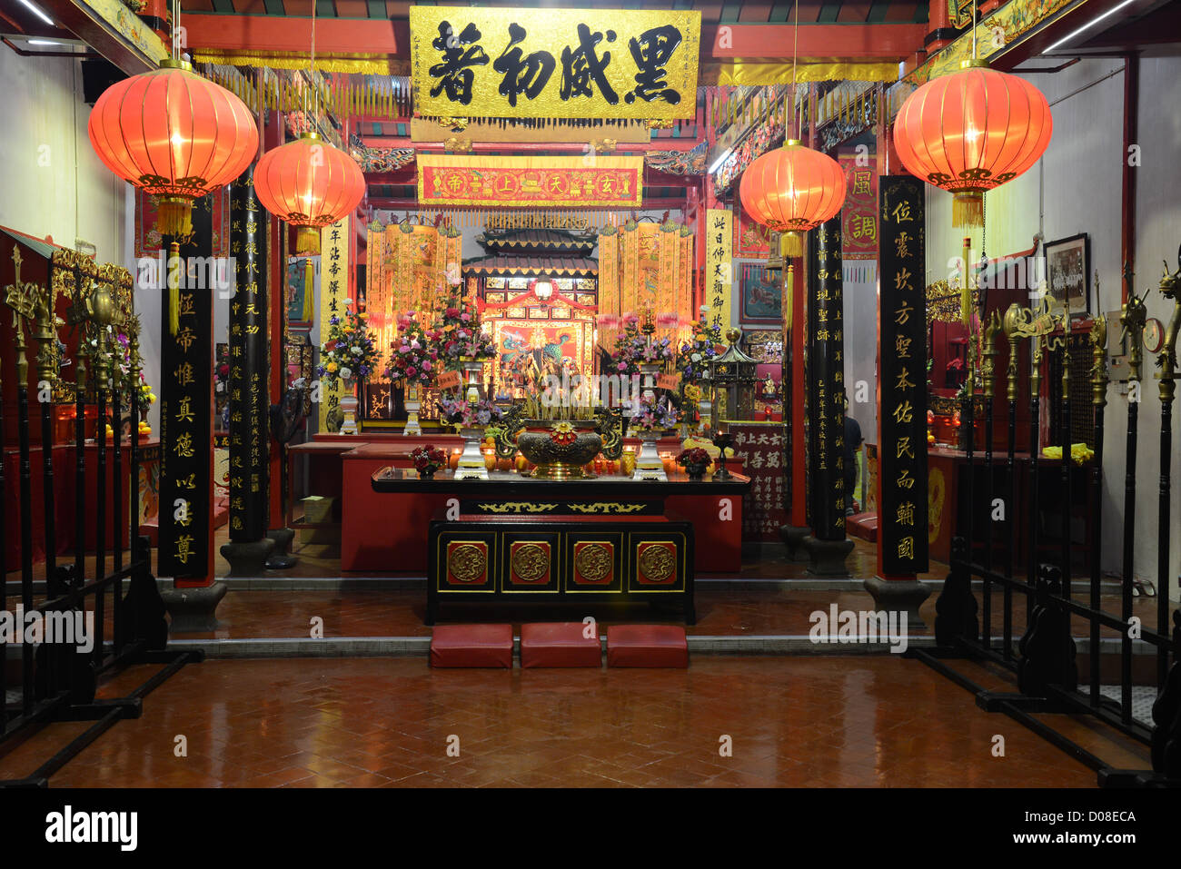 Chinese temple interior Stock Photo - Alamy