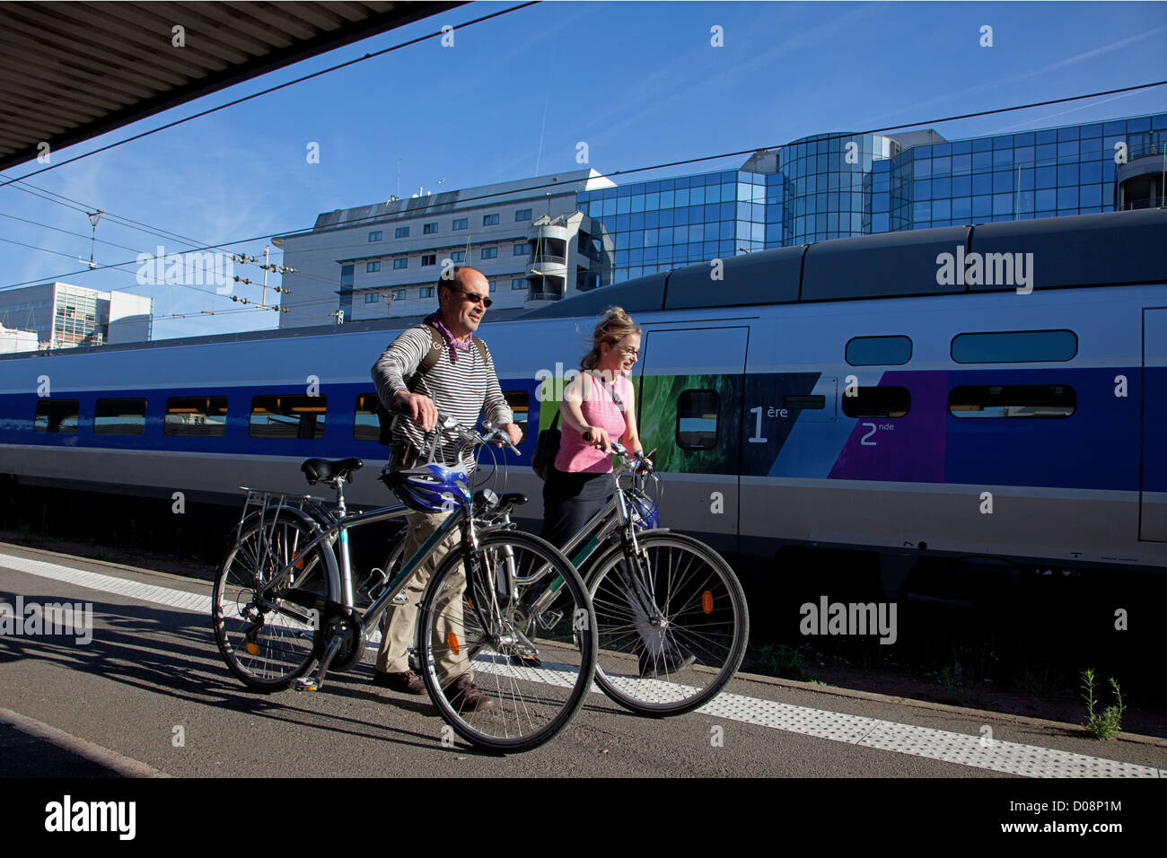 A COUPLE OF CYCLISTS AT THE TGV TRAIN STATION OF TOURS THE 'LOIRE A VELO'  CYCLING ITINERARY INDRE-ET-LOIRE (37) FRANCE Stock Photo - Alamy