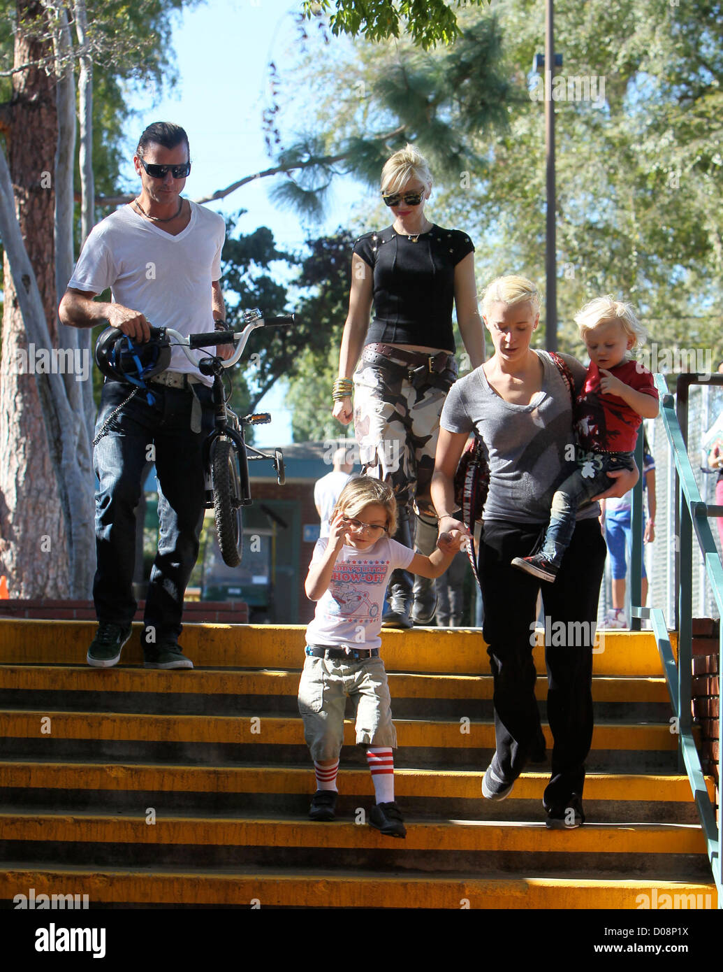 Gwen Stefani and Gavin Rossdale take sons Zuma and Kingston to a park(01)