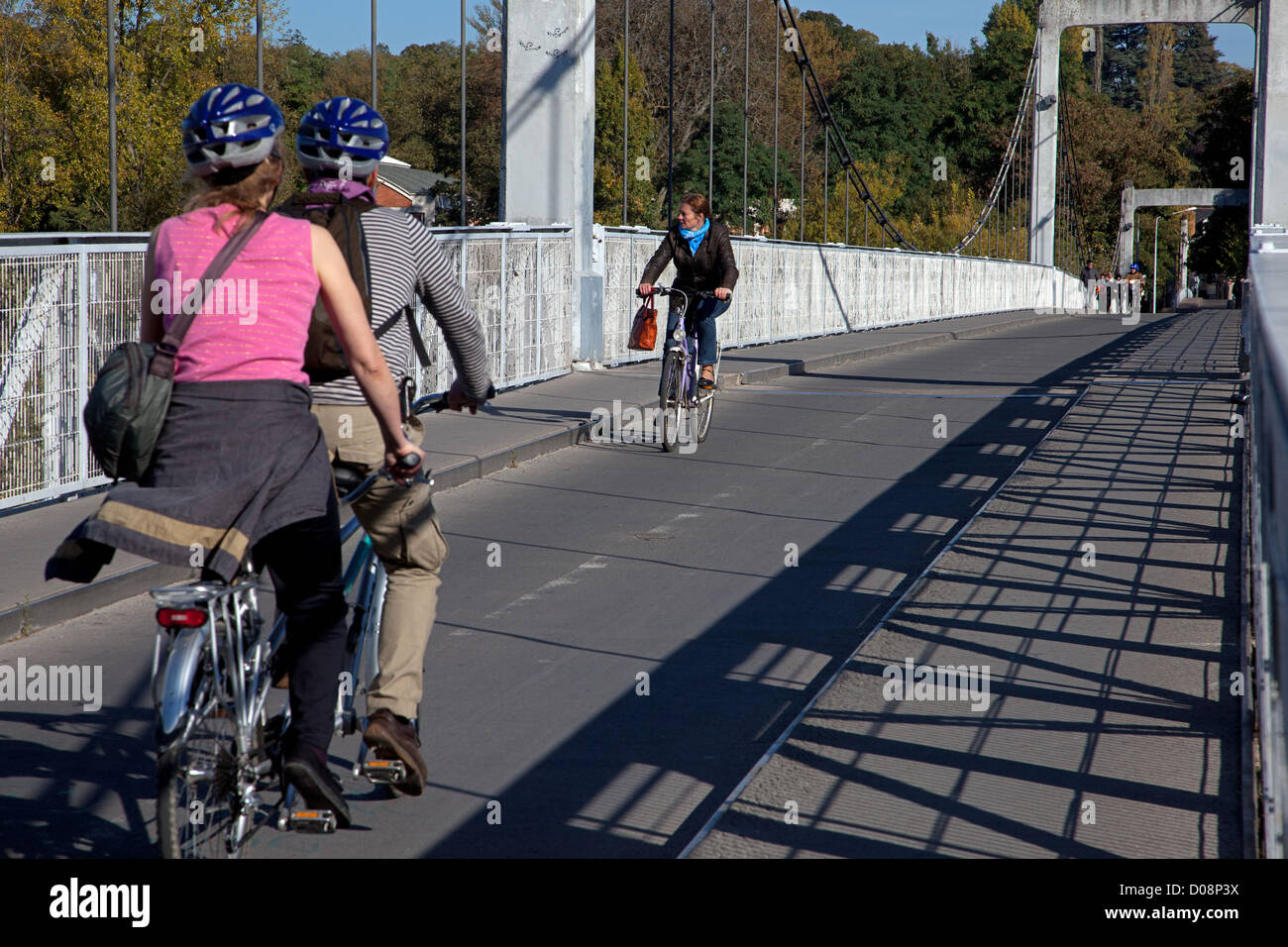 COUPLE ON TANDEM BIKE ON SAINT-SYMPHORIEN SUSPENSION BRIDGE OVER LOIRE TOURS 'LOIRE VELO' CYCLING ITINERARY INDRE-ET-LOIRE (37) Stock Photo