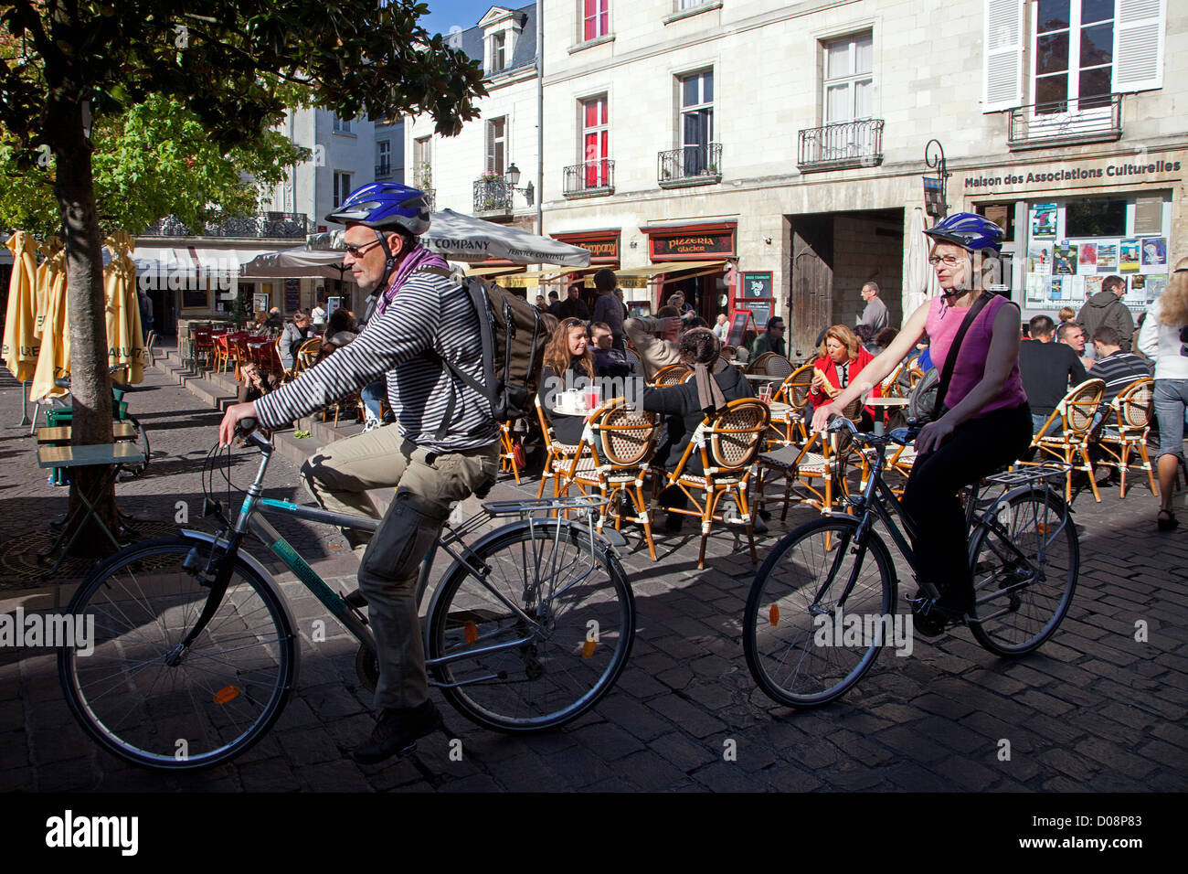 COUPLE OF CYCLISTS PLACE PLUMEREAU THE OLD TOWN OF TOURS THE 'LOIRE A VELO' CYCLING ITINERARY INDRE-ET-LOIRE (37) FRANCE Stock Photo