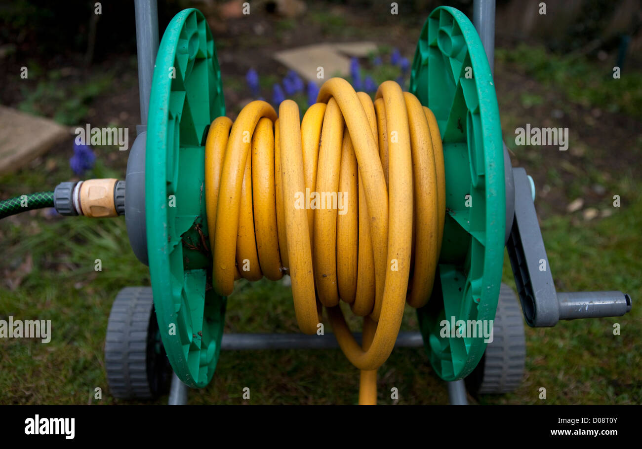 04/04/2012. Middlesex, U.K.Gardeners take advantage of the last day of
