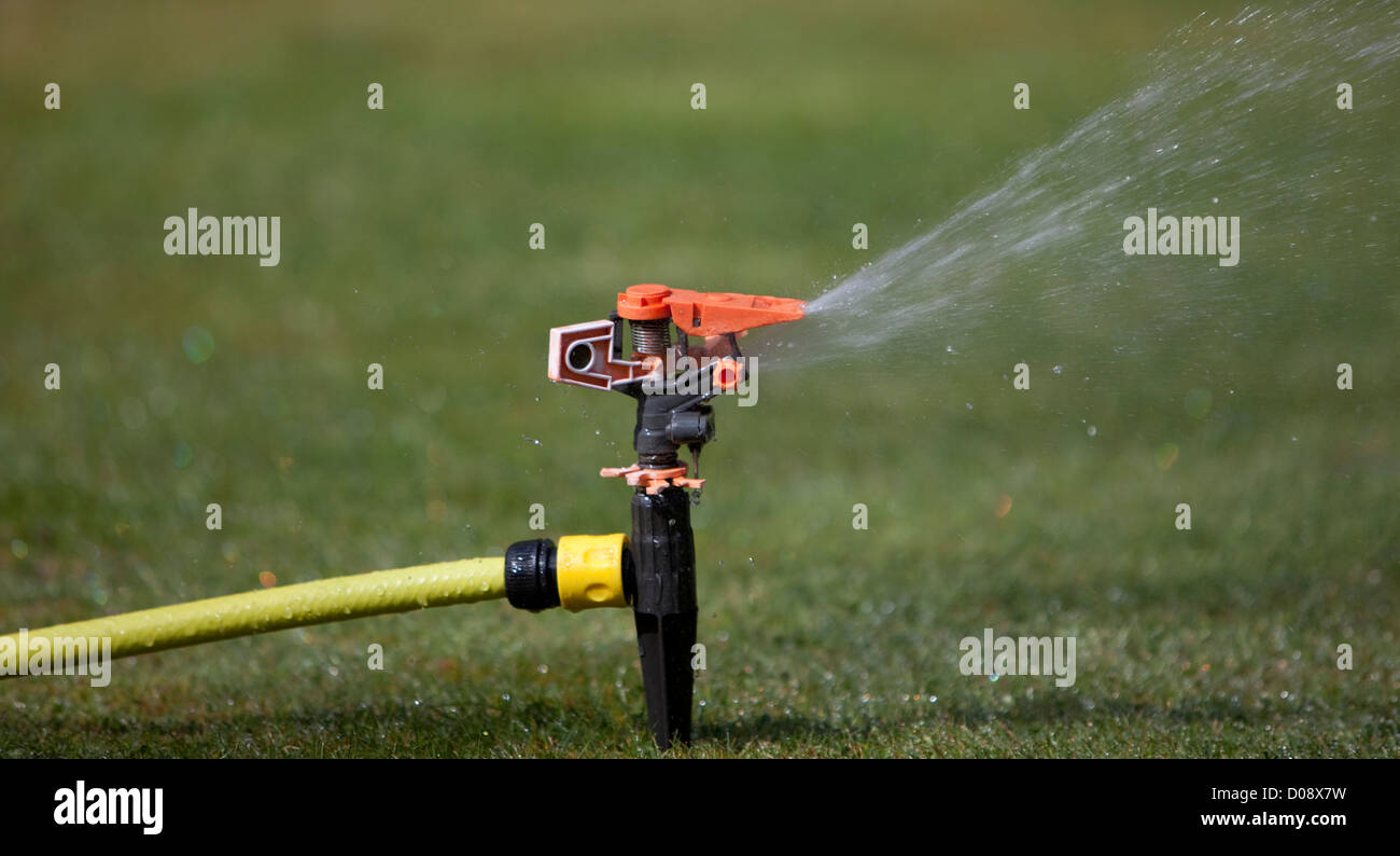 04/04/2012. Middlesex, U.K.Gardeners take advantage of the last day of