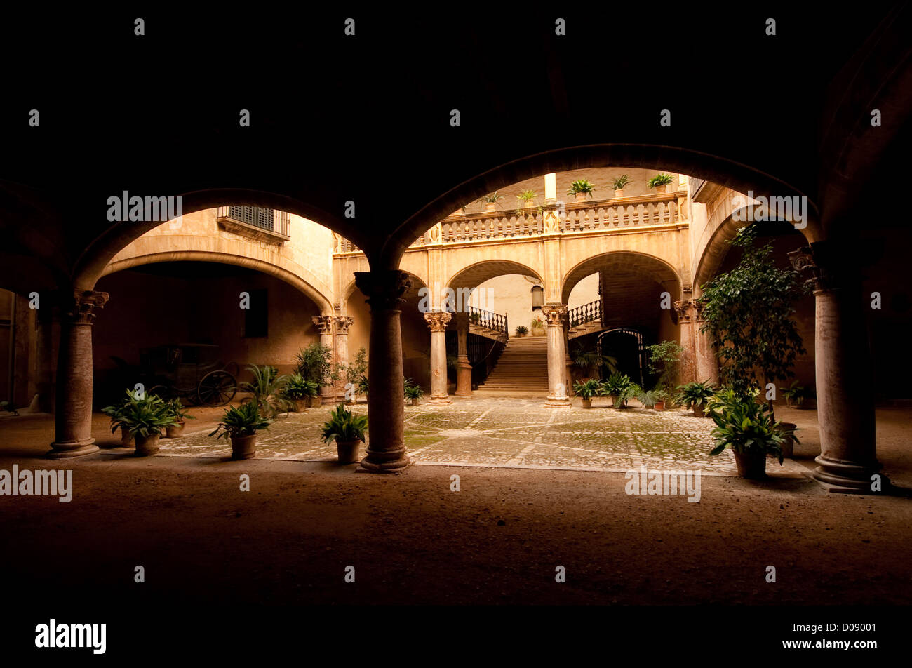 Old mansion courtyard hi-res stock photography and images - Alamy