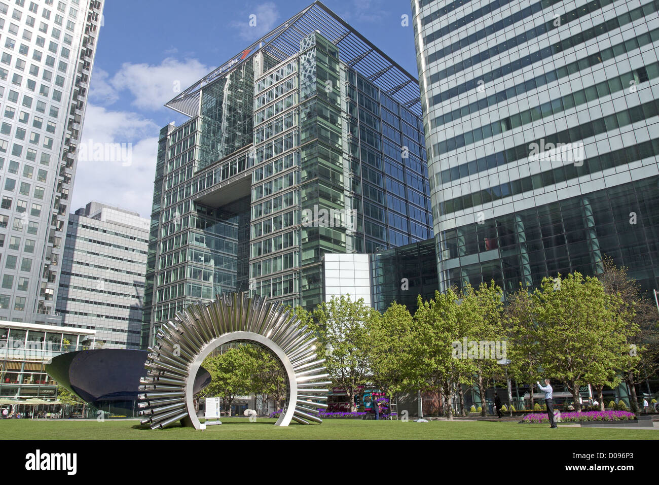 VIEW CANADA SQUARE PARK AROUND IT LONDON HEADQUARTERS BANK AMERICA HSBC FINANCIAL DISTRICT CANARY WHARF LONDON ENGLAND GREAT Stock Photo