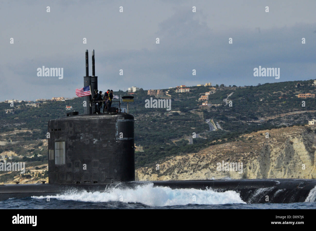 The Los Angeles-class fast attack submarine USS Alexandria (SSN 757) departs following a scheduled port visit. Alexandria is homeported in Groton, Conn. and currently deployed conducting maritime security operations and theater security cooperation effort Stock Photo