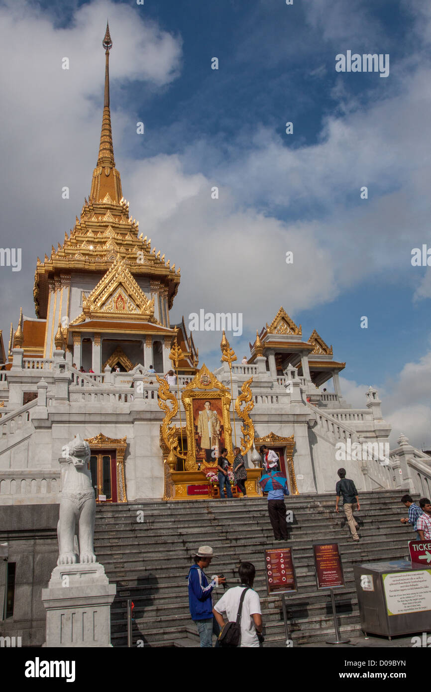 FACADE OF THE WAT TRAIMIT TEMPLE OR TEMPLE OF THE GOLDEN BUDDHA ...