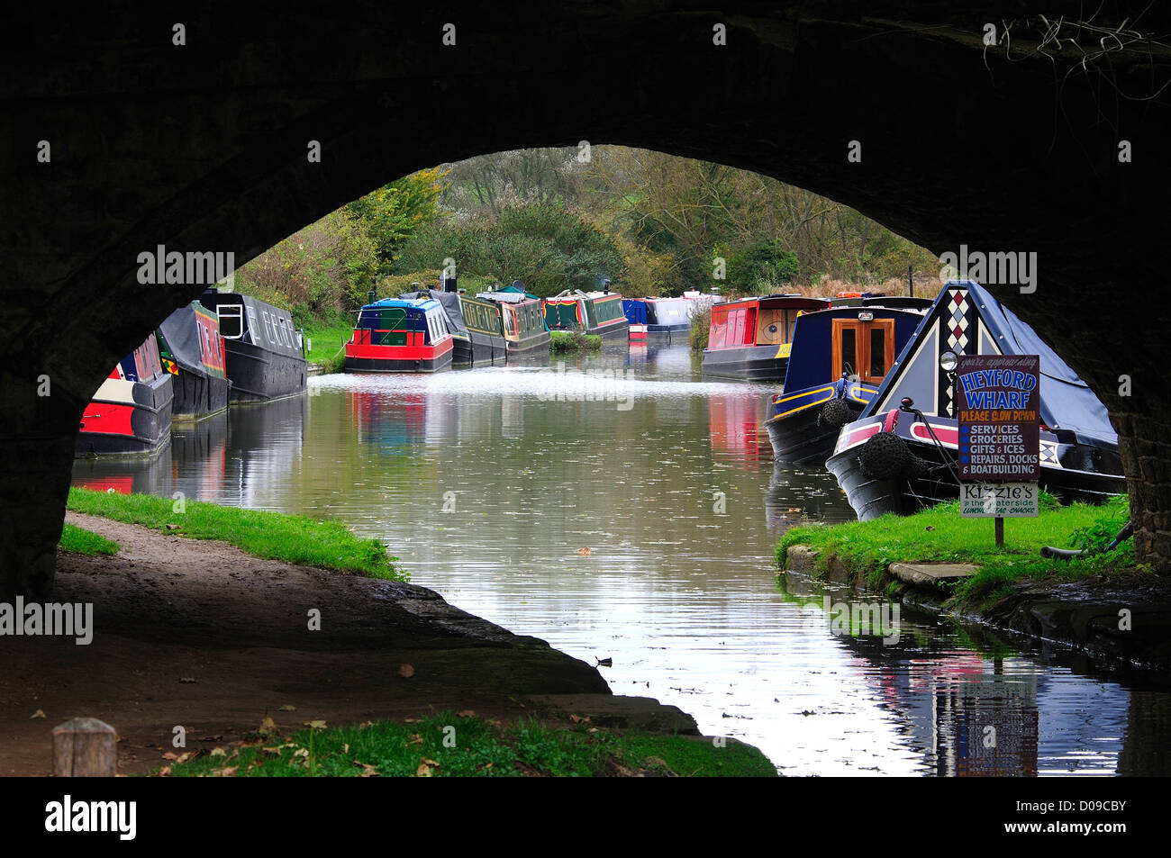 A view of the canal under a bridge at Lower Heyford Wharf, Oxford Canal UK Stock Photo