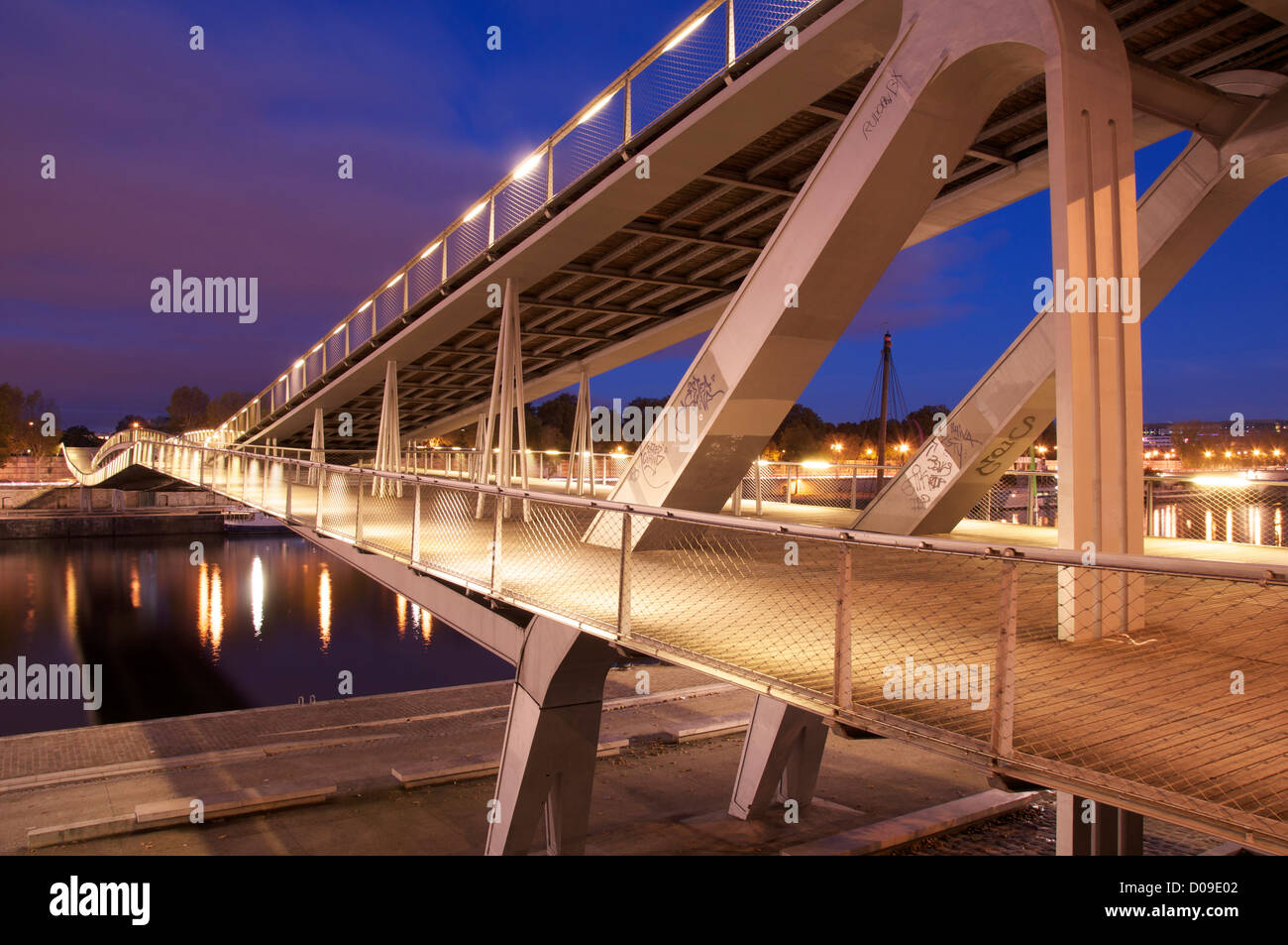 Parisian bridges. The new Passerelle Simone-de-Beauvoir footbridge crosses the River Seine, at the Bibliothèque François-Mitterrand, in Paris, France. Stock Photo