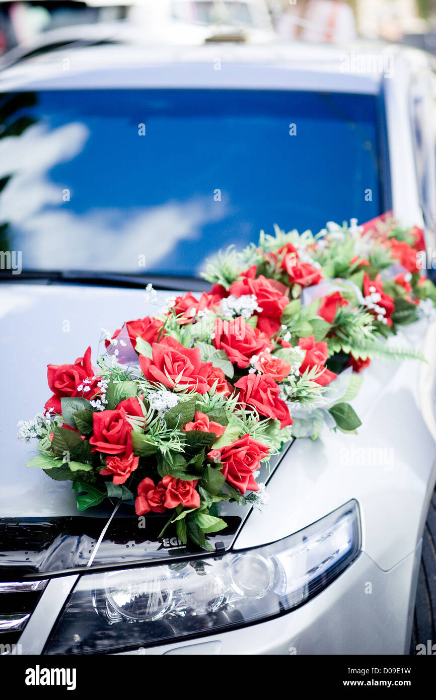 Wedding car decoration by bunch of roses Stock Photo - Alamy