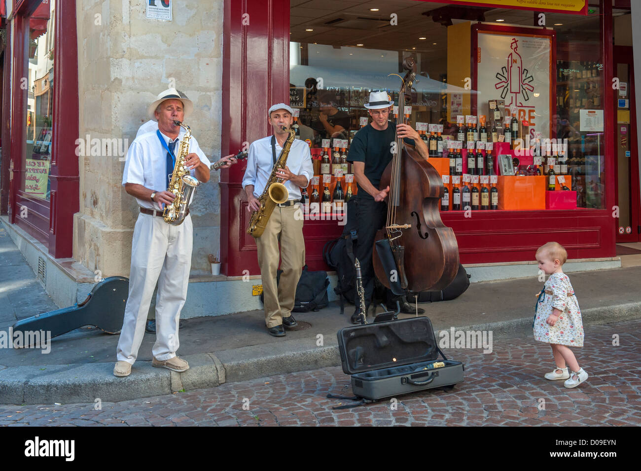 Street musiciens, Rue Mouffetard, Paris, France Stock Photo