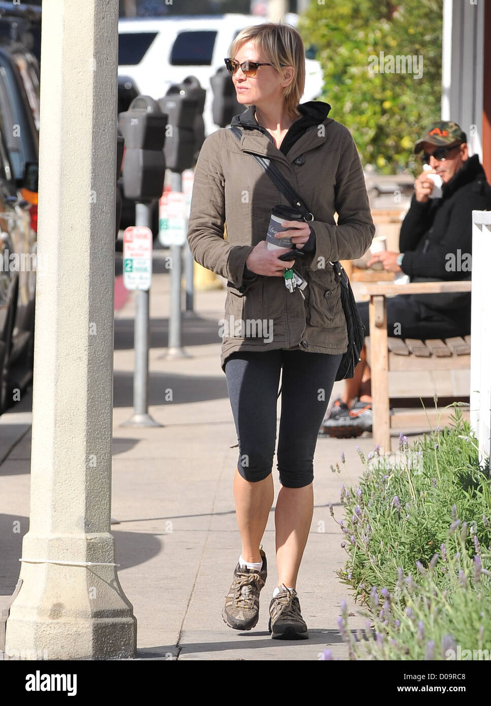 Renee Zellweger in gym wear heads home after having lunch with a friend at Caffe Luxxe in Santa Monica Santa Monica California Stock Photo