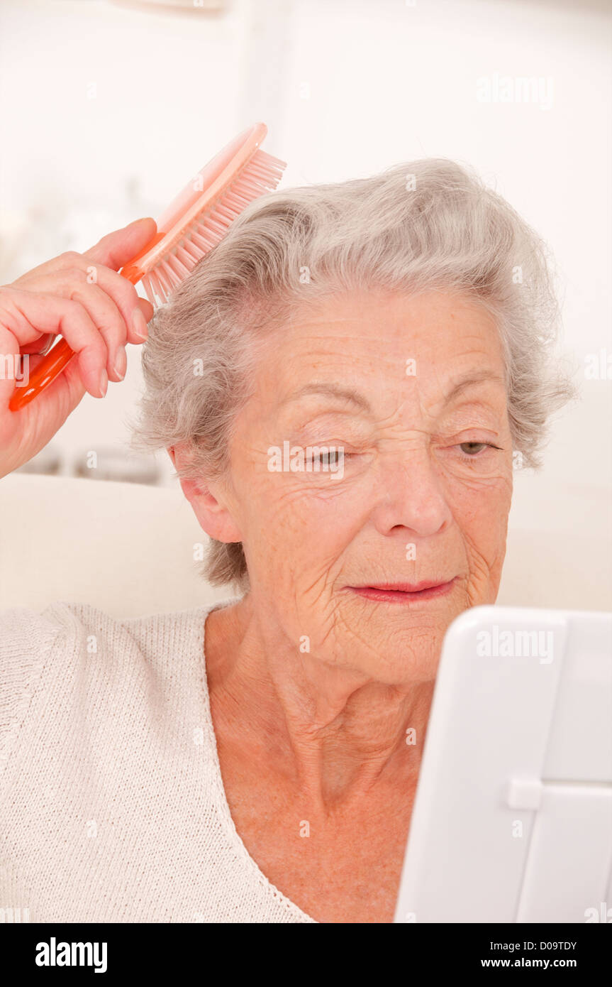 Brushing someones hair hires stock photography and images Alamy