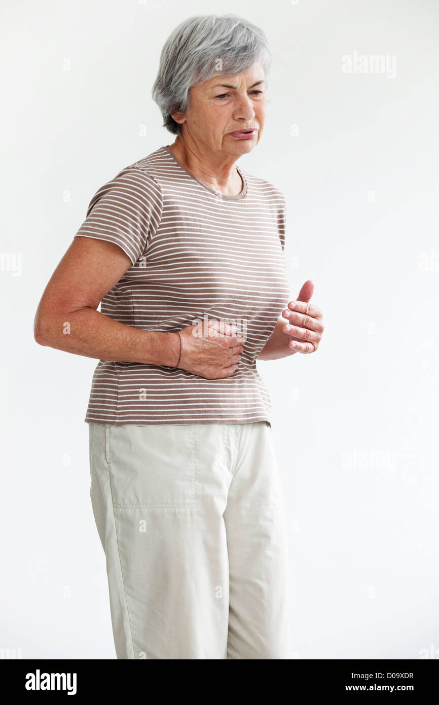 Больная спина старушки. Пенсионер страдает. Недержание мочи у пожилых женщин. Болит живот у пожилого. Недержание мочи памперс женщина.