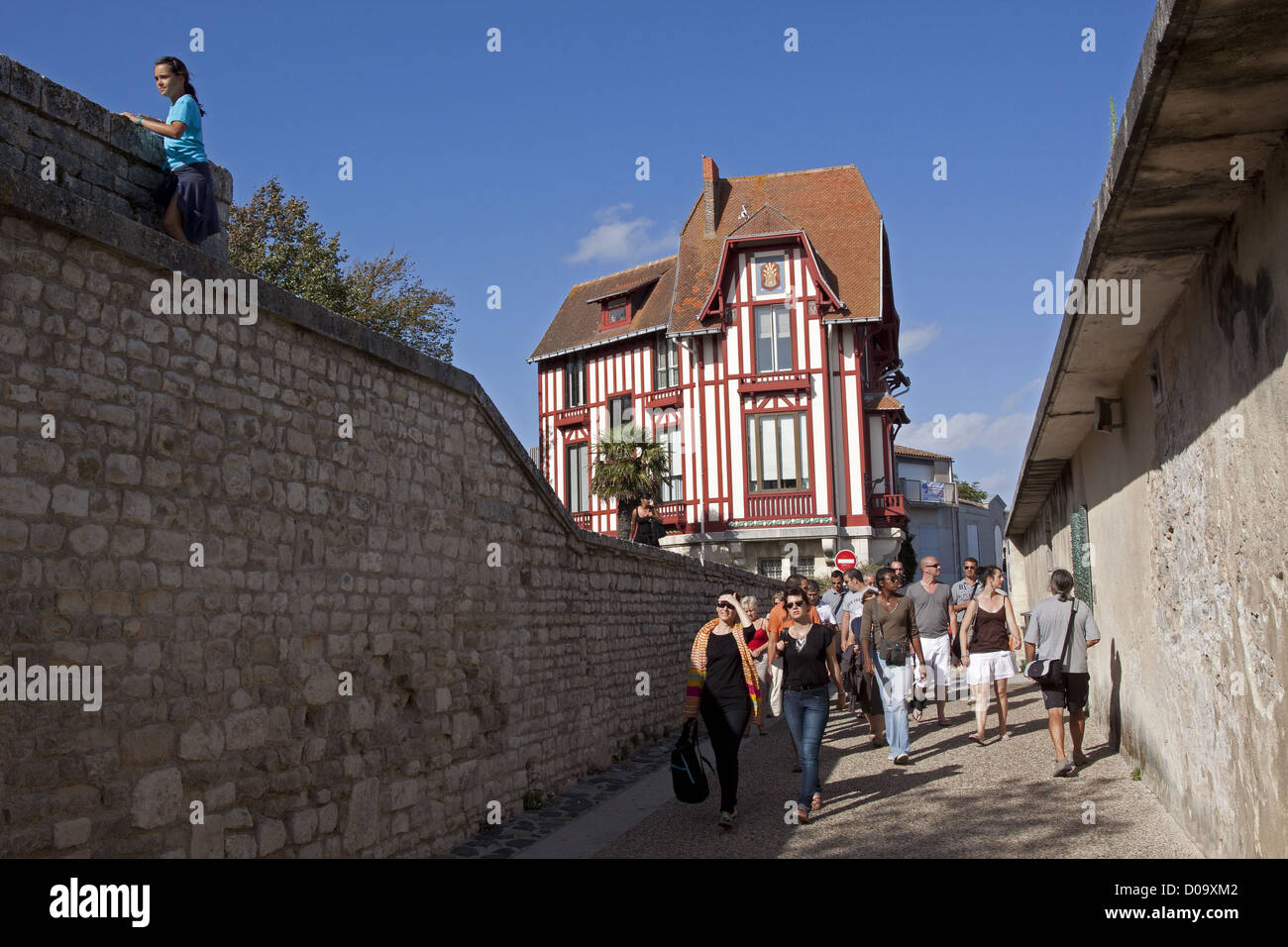 TOURISTS WALKING IN STREETS ON WALLS IN TOWN CENTRE LA ROCHELLE CHARENTE-MARITIME POITOU-CHARENTE REGION FRANCE Stock Photo