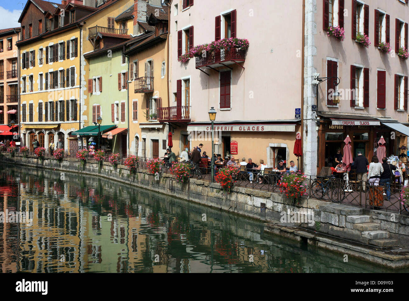 OLD TOWN AND HOUSES ALONG THE CANAL ANNECY HAUTE-SAVOIE (74) FRANCE Stock Photo