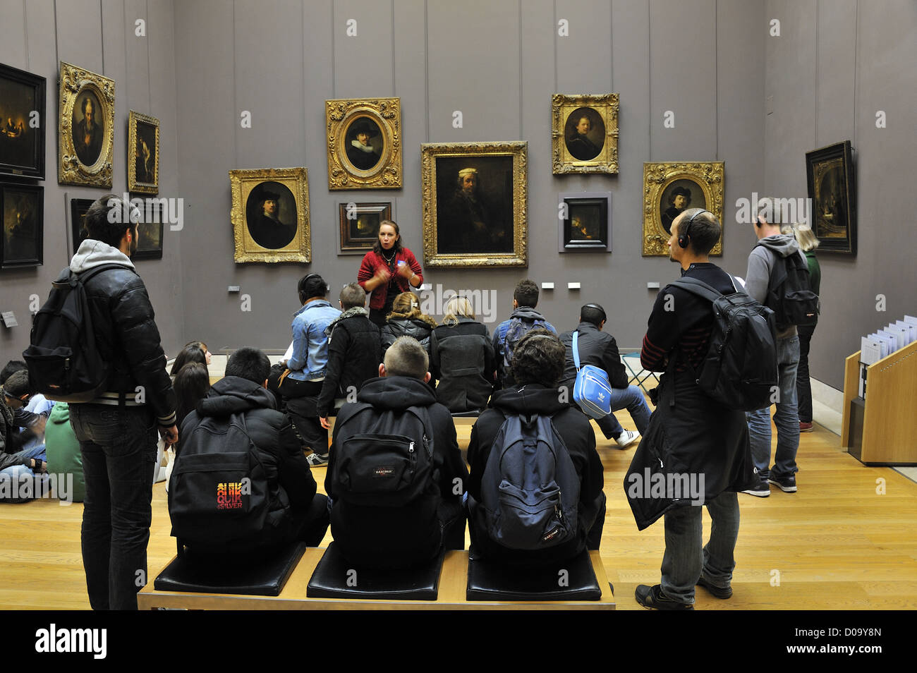 School class at Louvre, inside the Rembrandt room. (In front of