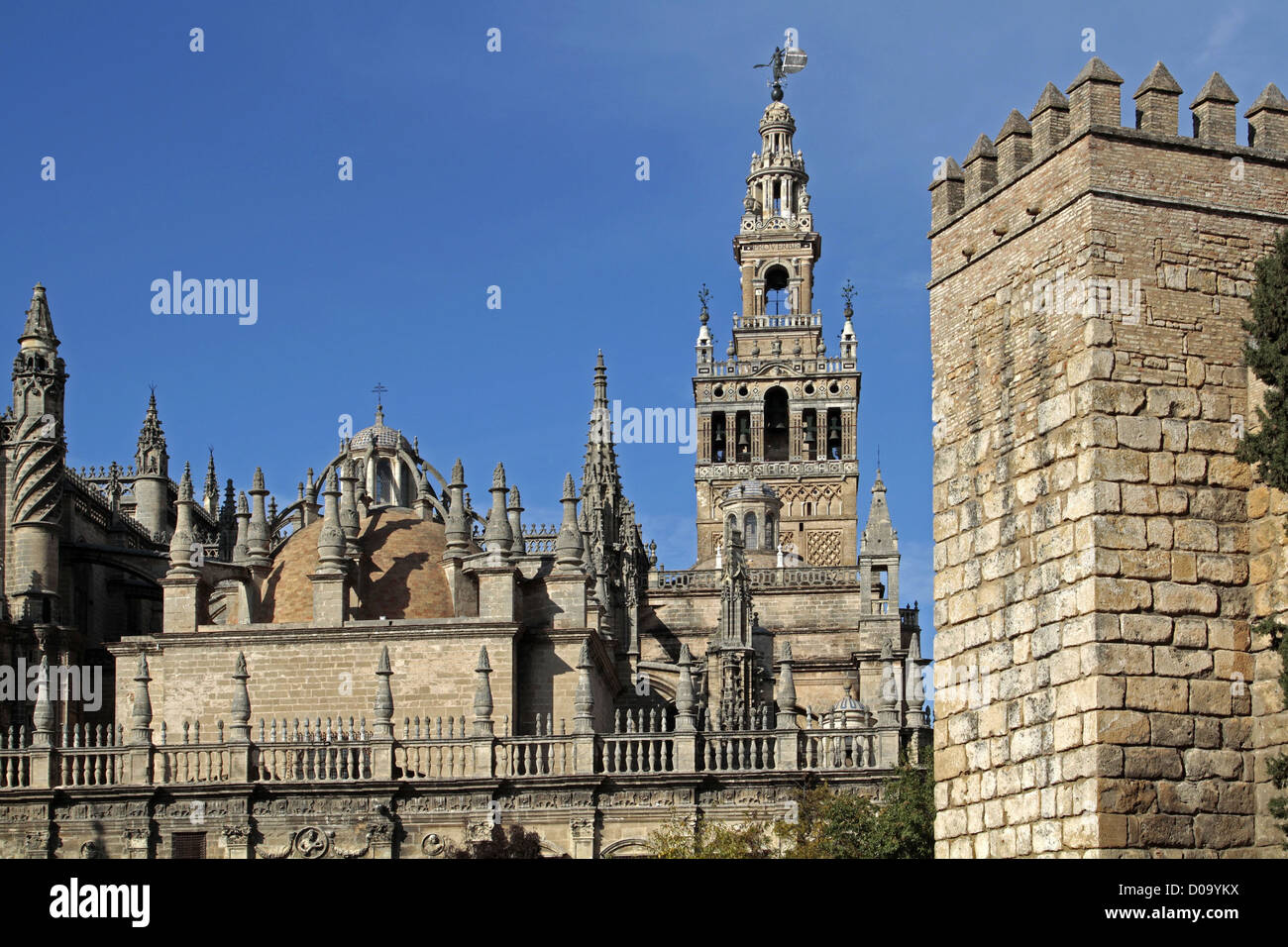 CATHEDRAL AND GIRALDA MOORISH TOWER OF THE OLD 12TH CENTURY GREAT MOSQUE SEVILLE ANDALUSIA SPAIN Stock Photo