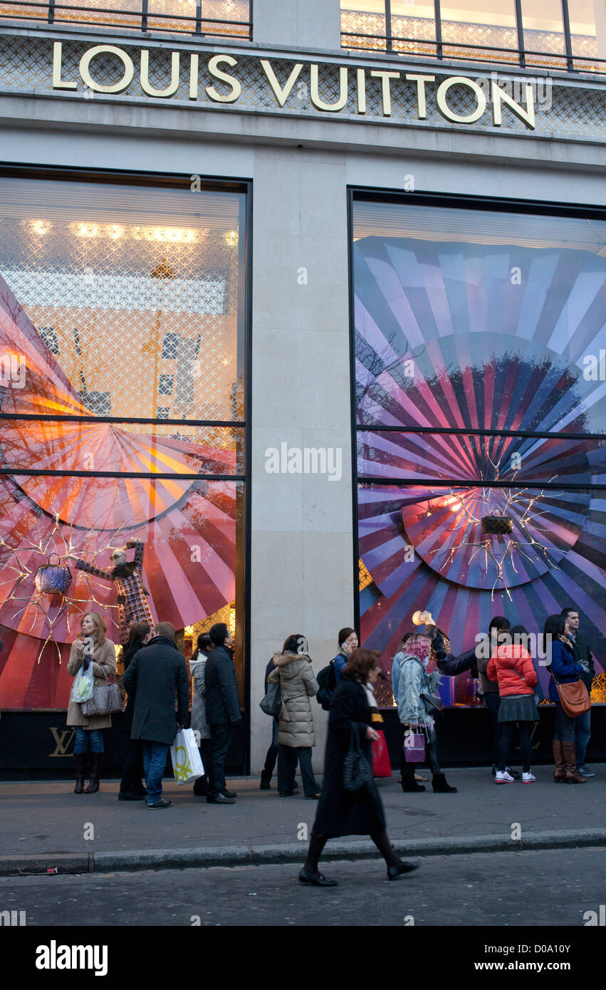 Chinese tourists in line outside Louis Vuitton store in Paris, France Stock  Photo - Alamy