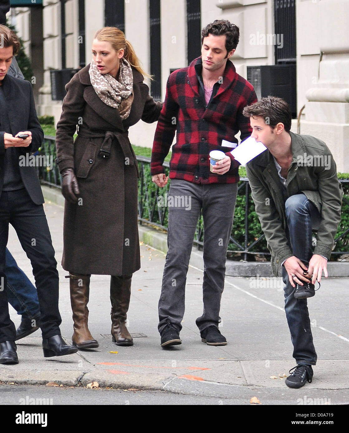 Blake Lively and Penn Badgley on the set of 'Gossip Girl' New York City,  USA - 30.11.10 Stock Photo - Alamy