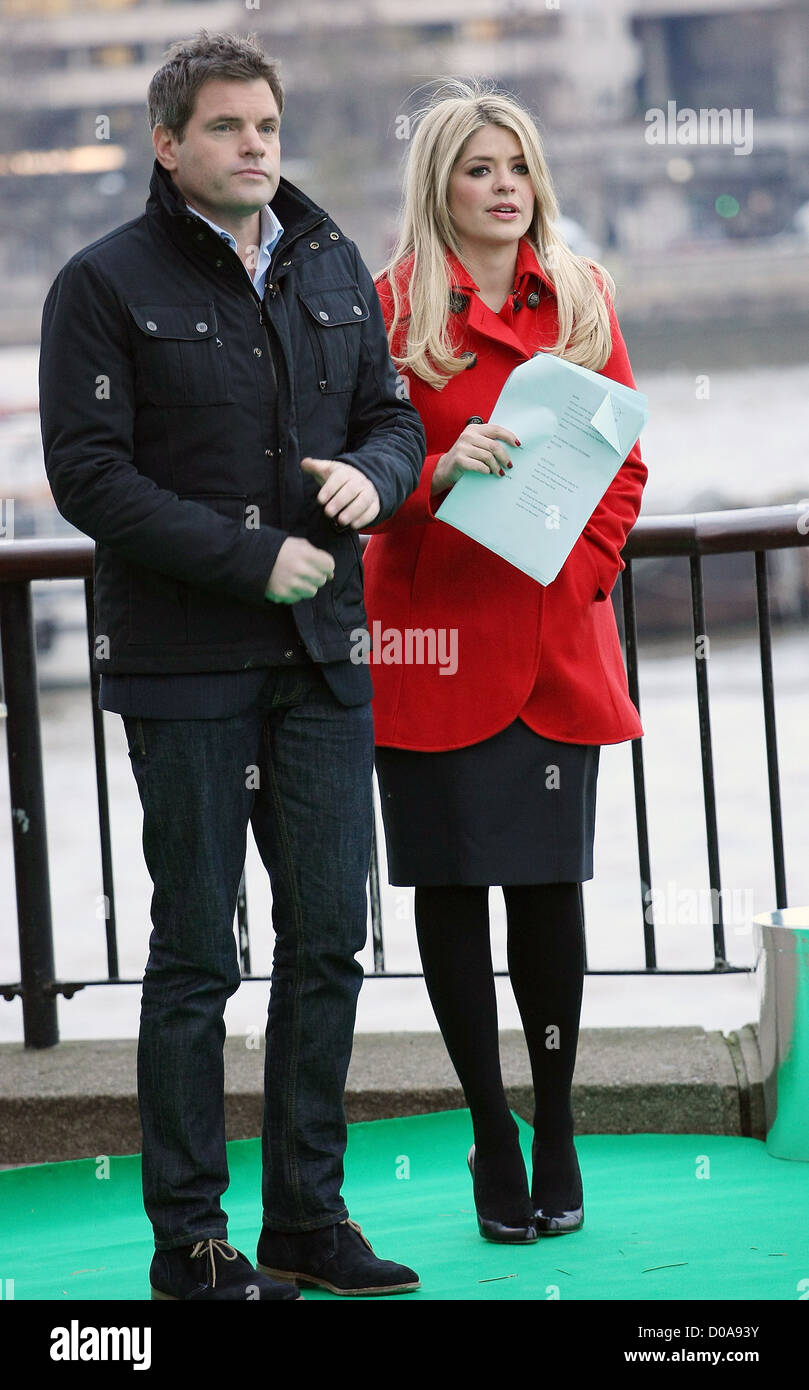 holly-willoughby-and-mark-durden-smith-outside-the-itv-studios-london