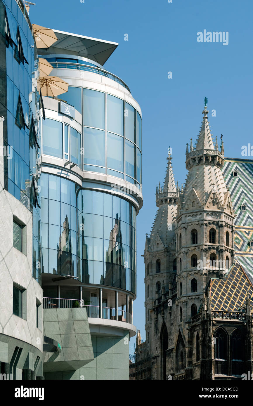 Österreich, Wien I, Stephansplatz, Fassade des Anfang der neunziger Jahre vom Architekturten Hans Hollein entworfenen Haas-Haus Stock Photo