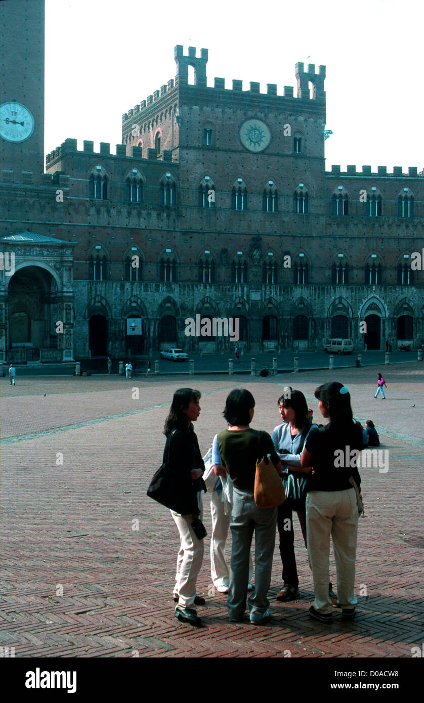 ITALY SIENA YOUNG VISITORS CHAT IN THE VAST PIAZZA DEL CAMPO Stock Photo