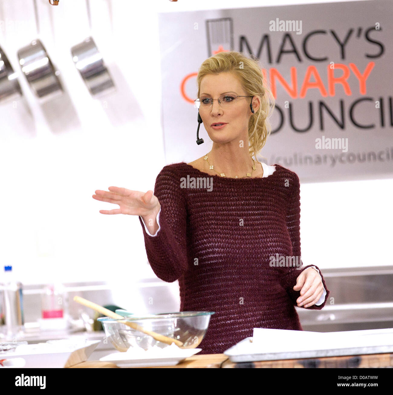 Sandra Lee at her book promotion "Sandra Lee Semi-Homemade The Complete ...