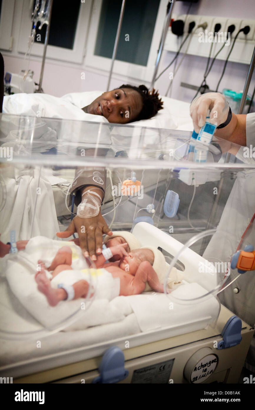 Maternal twins hi-res stock photography and images - Alamy