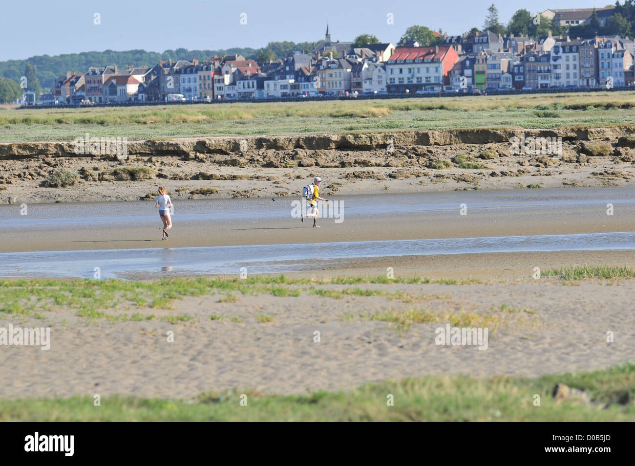 TOURISTS ON THE BEACH AT LOW TIDE SAINT-VALERY-SUR-SOMME BAY OF SOMME SOMME (80) FRANCE Stock Photo