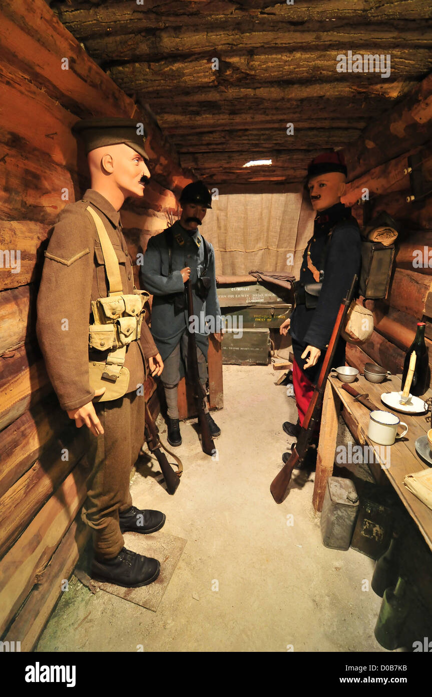 SOLDIERS IN SHELTER SOMME 1916 MUSEUM RETRACING LIFE IN TRENCHES DURING BATTLES SOMME FIRST WORLD WAR ALBERT SOMME (80) FRANCE Stock Photo