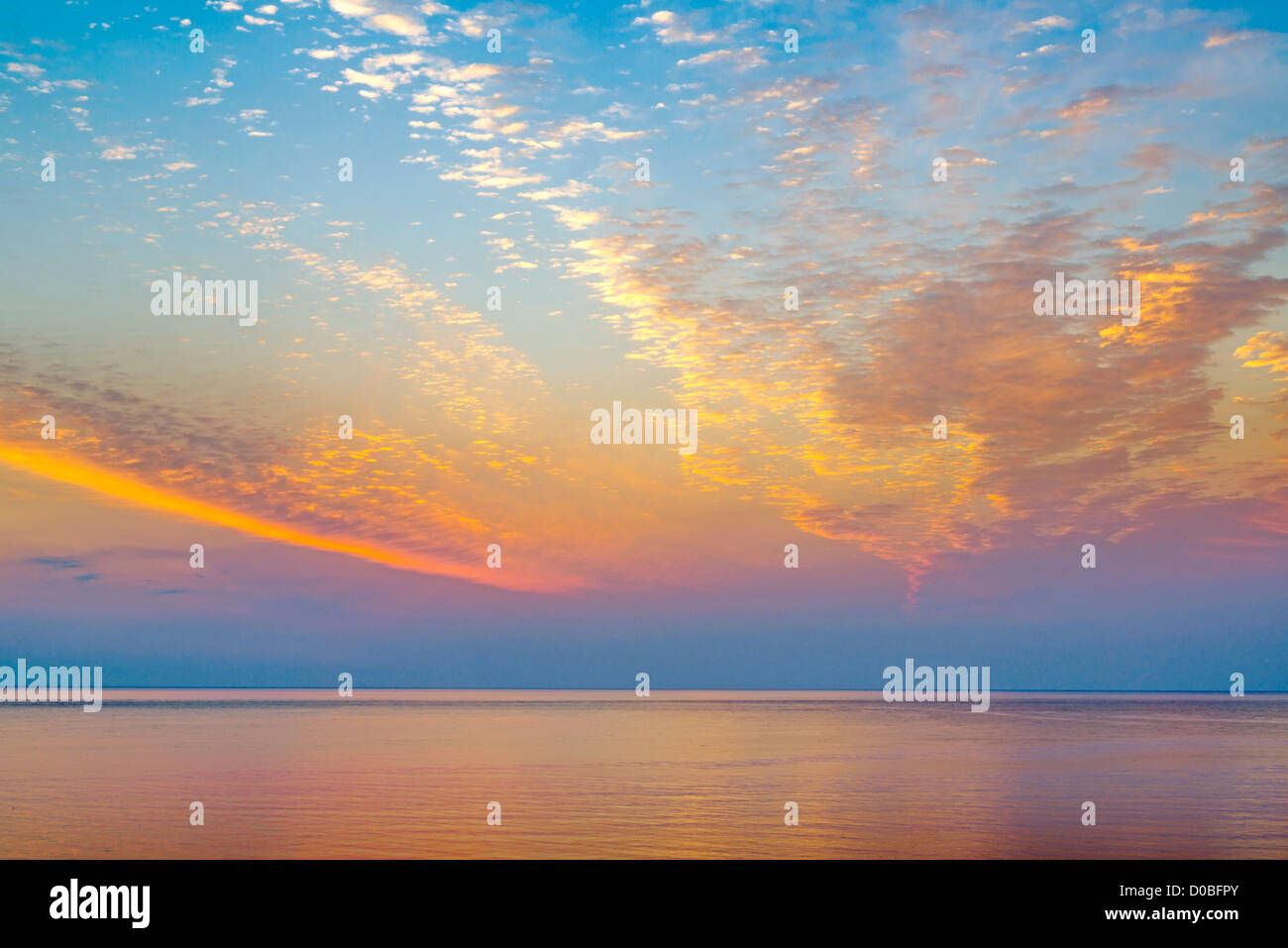 Sunrise over ocean hi-res stock photography and images - Alamy