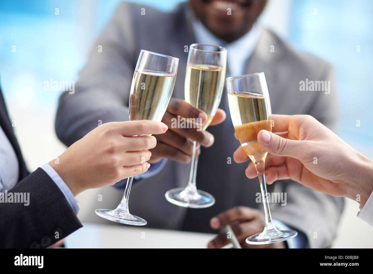 Hands holding toasting champagne flutes hi-res stock photography and ...