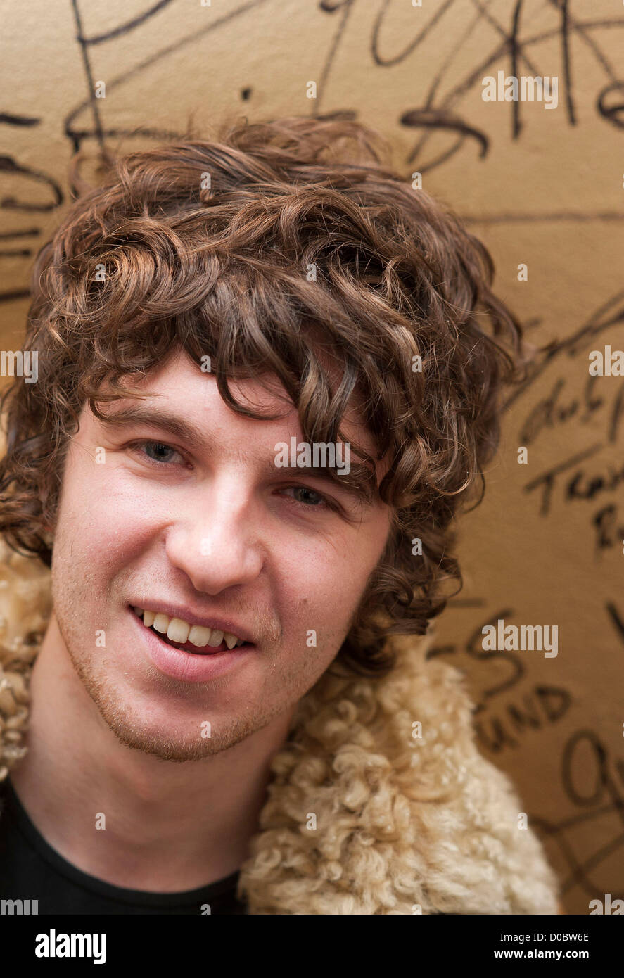 Luke Pritchard from The Kooks Artists arrive at Dean Street studios to record 'Cage Against The Machine' to rival the usual X Stock Photo