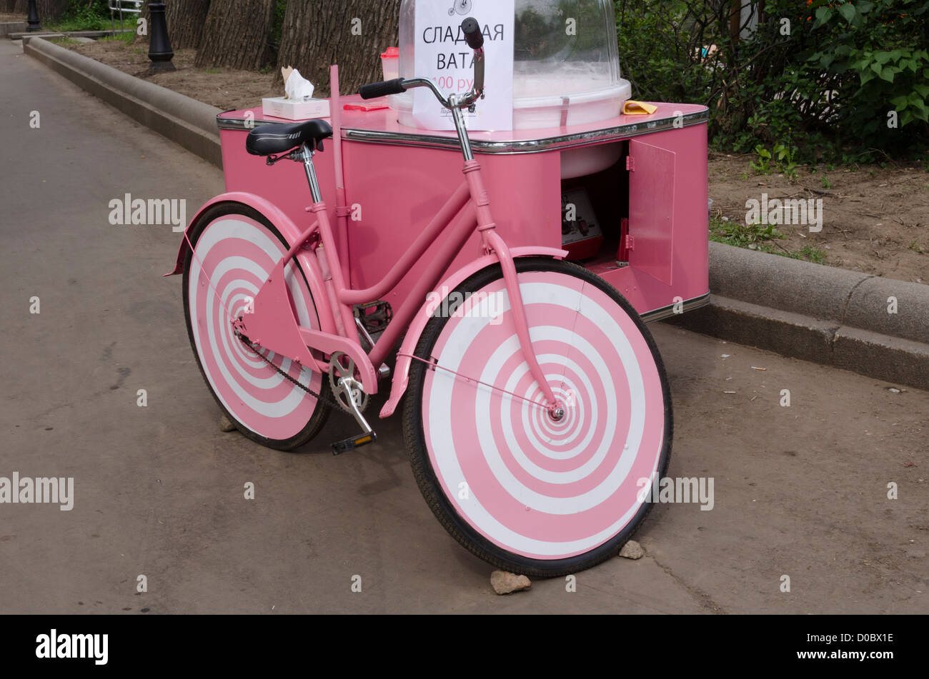 Candy Floss stall on pink bicycle, Gorky Park, Moscow, Russia Stock Photo