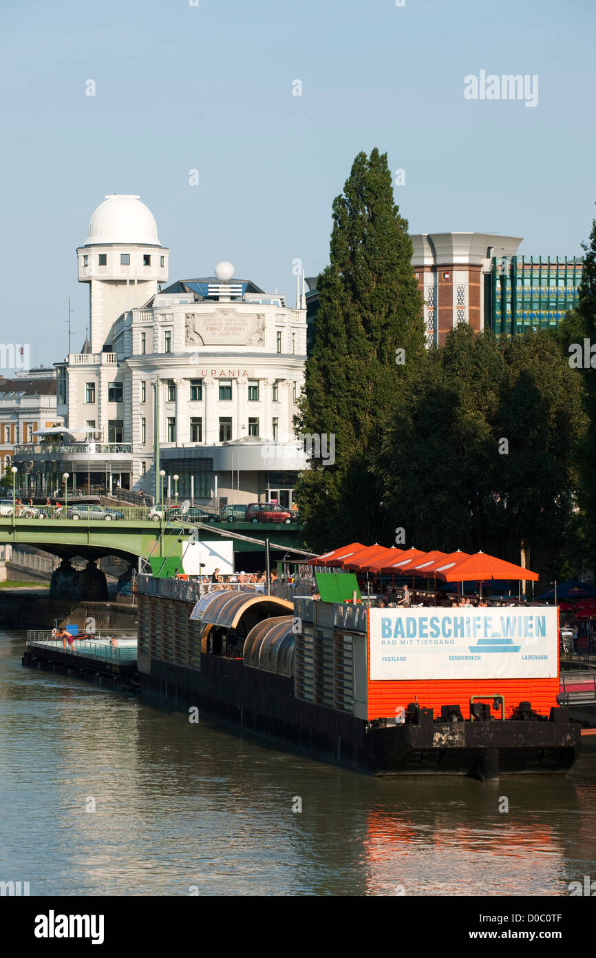 Österreich, Wien 1, Donaukanal am Franz Josefs-Kai mit Badeschiff und Urannia im Hintergrund. Stock Photo